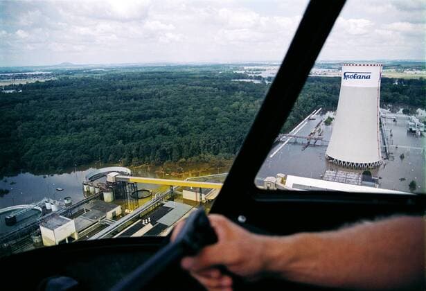 Spolana chemical plant flooded, Neratovice, Czech TSCHECHIEN, 08.2002, Neratovice. Uberflutung des SPOLANA Chemiewerks nach starken Hochwassern der Fluesse Moldau und Elbe. Hochgiftige, gelbliche Chlorwolken haengen ueber dem Wasser. Anwohner mussten in ihren Wohnungen bleiben und alle Fenser schliessen. Yellow chlorine clouds hover over the flooded SPOLANA chemical plant. Local officials alerted a third degree of chlorine danger and made citizens stay at home and close all windows. Much of the Czech Republic was hit by flooding of Vltava (Moldau) and Labe (Elbe)rivers. Copyright: VaclavxVasku EST&OST Vasku02081501