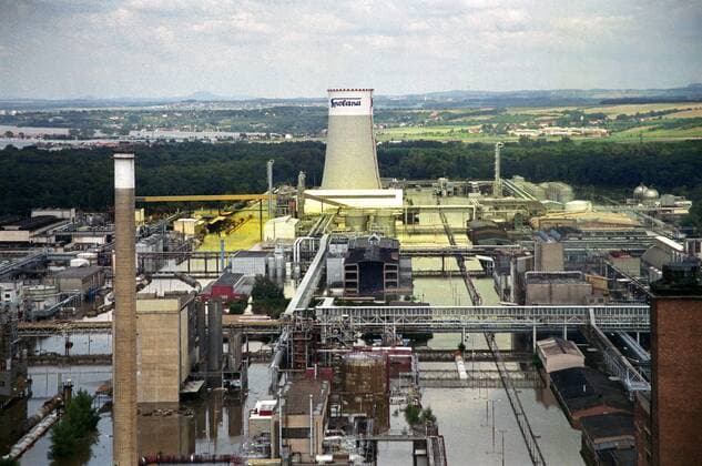 Spolana chemical plant flooded, Neratovice, Czech TSCHECHIEN, 08.2002, Neratovice. Uberflutung des SPOLANA Chemiewerks nach starken Hochwassern der Fluesse Moldau und Elbe. Hochgiftige, gelbliche Chlorwolken haengen ueber dem Wasser. Anwohner mussten in ihren Wohnungen bleiben und alle Fenser schliessen. Yellow chlorine clouds hover over the flooded SPOLANA chemical plant. Local officials alerted a third degree of chlorine danger and made citizens stay at home and close all windows. Much of the Czech Republic was hit by flooding of Vltava (Moldau) and Labe (Elbe)rivers. Copyright: VaclavxVasku EST&OST Vasku02081502