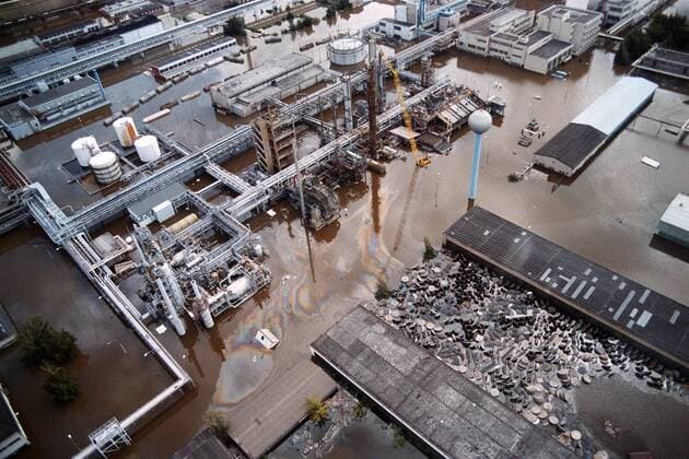 Spolana chemical plant flooded, Neratovice, Czech TSCHECHIEN, 08.2002, Neratovice. Uberflutung des SPOLANA Chemiewerks nach starken Hochwassern der Fluesse Moldau und Elbe. Oele und Chemikalien breiten sich in Wasser und Luft aus. Anwohner mussten in ihren Wohnungen bleiben und alle Fenser schliessen. Oil and chemicals spread across the flooded SPOLANA chemical plant. Local officials alerted a third degree of chlorine danger and made citizens stay at home and close all windows. Much of the Czech Republic was hit by flooding of Vltava (Moldau) and Labe (Elbe)rivers. Copyright: VaclavxVasku EST&OST Vasku02081503