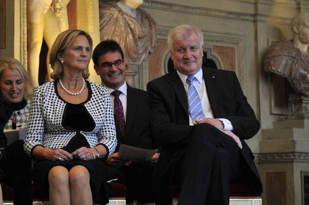 Horst Seehofer mit Ehefrau Karin Bayerische Verdienstorden Verleihung Antiquarium der Residenz München München 14. Oktober 2015