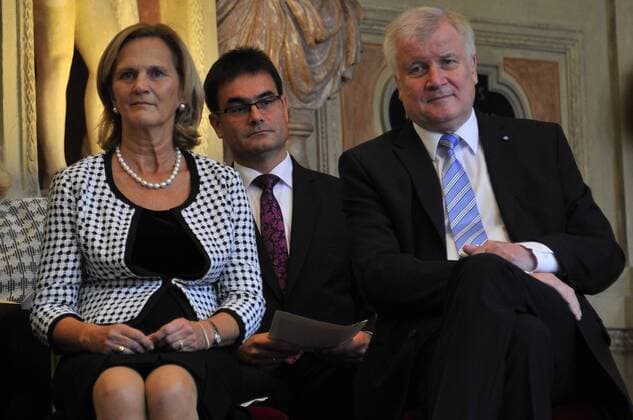 Horst Seehofer mit Ehefrau Karin Bayerische Verdienstorden Verleihung Antiquarium der Residenz München München 14. Oktober 2015