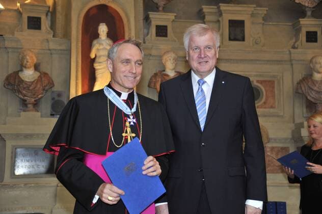 Erzbischof Dr. Georg Gänswein und Horst Seehofer Bayerische Verdienstorden Verleihung Antiquarium der Residenz München München 14. Oktober 2015