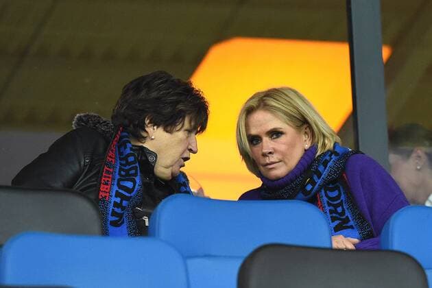 Fußball 2. Bundesliga 11. Spieltag SC Paderborn - Eintracht Braunschweig am 16.10.2015 in der Benteler-Arena in Paderborn Margret Effenberg ( Mutter ), links - Claudia ( Ehefrau ), rechts xx