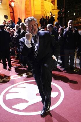 16.10.2015, Frankfurt, Alte Oper, roter Teppich, red Carpet Verleihung des Hessischen Film- und Kinopreises 2015 Schauspieler Armin Rohde auf dem roten Teppich in voller Aktion