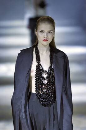 A model presents a creation by Georgian designer Datuna Sulikashvili during the Ukrainian Fashion Week in Kiev on October 16, 2015.  KIE2015101606 IVANxVAKOLENKO