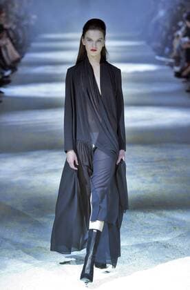 A model presents a creation by Georgian designer Datuna Sulikashvili during the Ukrainian Fashion Week in Kiev on October 16, 2015.  KIE2015101607 IVANxVAKOLENKO