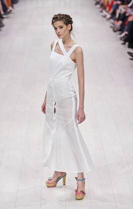 A model presents a creation by Ukrainian designer Elena Burba during the Ukrainian Fashion Week in Kiev on October 16, 2015.  KIE2015101616 IVANxVAKOLENKO