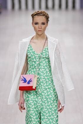 A model presents a creation by Ukrainian designer Elena Burba during the Ukrainian Fashion Week in Kiev on October 16, 2015.  KIE2015101617 IVANxVAKOLENKO
