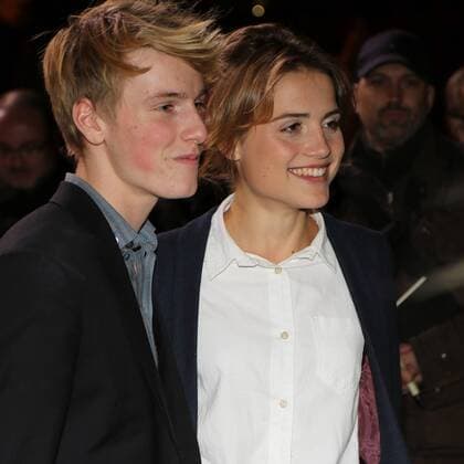 16.10.2015, Frankfurt, Alte Oper, roter Teppich, red Carpet Verleihung des Hessischen Film- und Kinopreises 2015 Anne Frank Darstellerin Mala Emde mit Begleitung auf dem roten Teppich