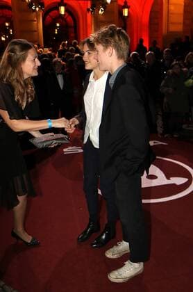 16.10.2015, Frankfurt, Alte Oper, roter Teppich, red Carpet Verleihung des Hessischen Film- und Kinopreises 2015 Anne Frank Darstellerin Mala Emde mit Begleitung auf dem roten Teppich