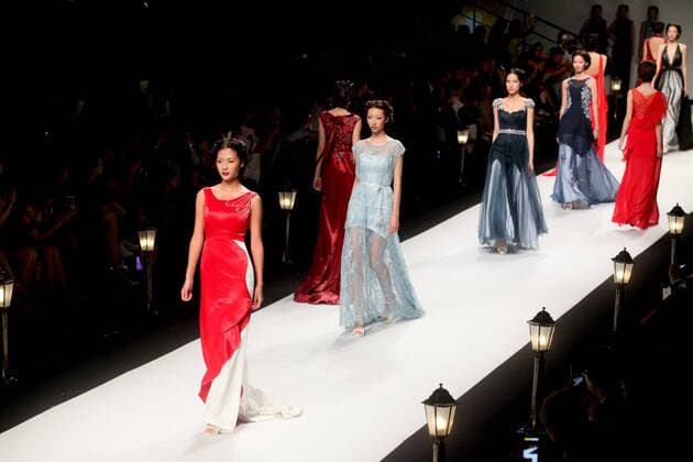 (151017) -- SHANGHAI, Oct. 17, 2015 -- Models present creations of brand Galatea Bridal during the Shanghai Fashion Week in east China s Shanghai, Oct. 17, 2015. About 50 fashion shows would be held during the fashion week. ) (yxb) CHINA-SHANGHAI-FASHION WEEK(CN) ZhuangxYi 