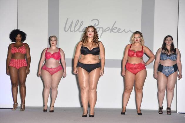 Models auf dem Laufsteg bei der Kurvenrausch Modenschau in der der Kulturkirche Altona im Rahmen der Plus Size Fashion Days am 17.10.2015 in Hamburg Kurvenrausch Fashionshow in Hamburg im Rahmen der Plus Size Fashion Days 2015 
