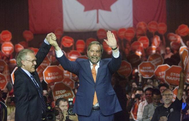 Federal NDP leader Thomas Mulcair greets former Ontario NDP leader Stephen Lewis (L) before speaking to several thousand supporters during a rally late in the summer fall federal election campaign in Vancouver, British Columbia, October 17, 2015. Voters go to the polls on October 19, 2015.  VAP2015101708 HEINZxRUCKEMANN