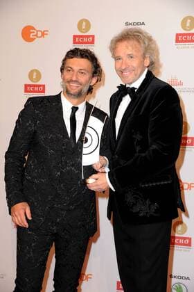 Presiträger Jonas Kaufmann mit Thomas Gottschalk bei der Echo Klassik 2015 Verleihung am 18.10.2015 in Berlin Echo Klassik 2015 in Berlin 