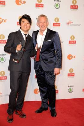 Johannes B. Kerner mit Preisträger Lang Lang bei der Echo Klassik 2015 Verleihung am 18.10.2015 in Berlin Echo Klassik 2015 in Berlin 