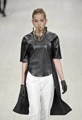 A model presents a creation by Ukrainian designer Yauheniya Belskaya during the Ukrainian Fashion Week in Kiev on October 18, 2015.  KIE2015101802 IVANxVAKOLENKO