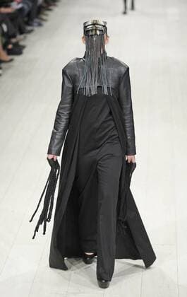 A model presents a creation by Ukrainian designer Yauheniya Belskaya during the Ukrainian Fashion Week in Kiev on October 18, 2015.  KIE2015101805 IVANxVAKOLENKO