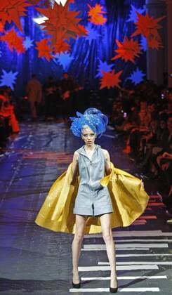A model presents a creation by Ukrainian designer Alexey Zalevskiy during the Ukrainian Fashion Week in Kiev on October 18, 2015.  KIE2015101816 IVANxVAKOLENKO