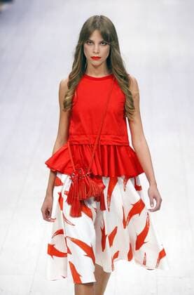 A model presents a creation by Ukrainian designer Yana Belyaeva during the Ukrainian Fashion Week in Kiev on October 18, 2015.  KIE2015101821 IVANxVAKOLENKO