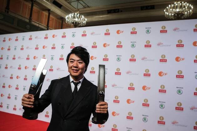(151018) -- BERLIN, Oct. 18, 2015 -- Chinese pianist Lang Lang poses with his trophies after the award ceremony of Echo Klassik 2015 at the Konzerthaus in Berlin, Germany, on Oct. 18, 2015. Lang Lang was awarded the Echo Klassik music prize in the category instrumentalist of the year (piano) and a special prize for the Lang Lang International Music Foundation here on Sunday. ) GERMANY-BERLIN-ECHO KLASSIK-LANG LANG ZhangxFan 