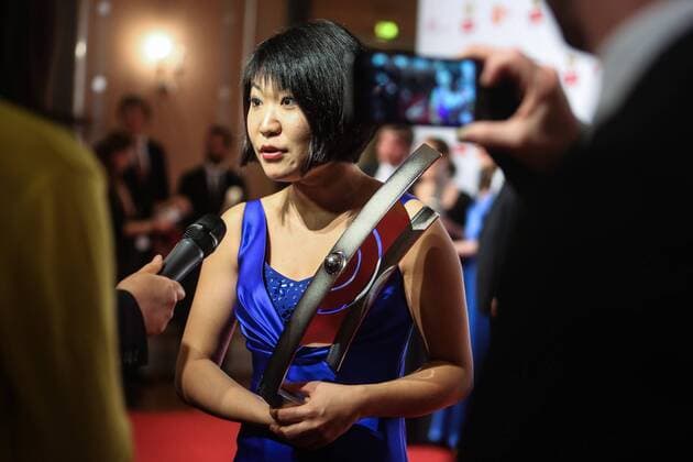(151018) -- BERLIN, Oct. 18, 2015 -- Chinese violinist Yang Tianwa talks to the press after the award ceremony of Echo Klassik 2015 at the Konzerthaus in Berlin, Germany, on October 18, 2015. Yang Tianwa was awarded the Echo Klassik music prize in the category instrumentalist of the year (violin) here on Sunday. ) GERMANY-BERLIN-ECHO KLASSIK-YANG TIANWA ZhangxFan 