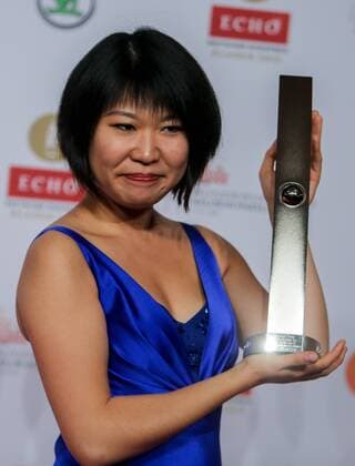 (151018) -- BERLIN, Oct. 18, 2015 -- Chinese violinist Yang Tianwa poses with her trophy after the award ceremony of Echo Klassik 2015 at the Konzerthaus in Berlin, Germany, on October 18, 2015. Yang Tianwa was awarded the Echo Klassik music prize in the category instrumentalist of the year (violin) here on Sunday. ) GERMANY-BERLIN-ECHO KLASSIK-YANG TIANWA ZhangxFan 