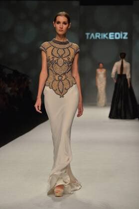 SHANGHAI, Oct. 18, 2015 -- A model presents a wedding dress creation by Turkish brand Tarik Ediz during the Shanghai Fashion Week in Shanghai, east China, Oct. 18, 2015. ) (ry) CHINA-SHANGHAI-FASHION WEEK (CN) GuoxChangyao 