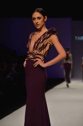 SHANGHAI, Oct. 18, 2015 -- A model presents a wedding dress creation by Turkish brand Tarik Ediz during the Shanghai Fashion Week in Shanghai, east China, Oct. 18, 2015. ) (ry) CHINA-SHANGHAI-FASHION WEEK (CN) GuoxChangyao 