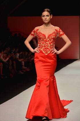 SHANGHAI, Oct. 18, 2015 -- A model presents a wedding dress creation by Turkish brand Tarik Ediz during the Shanghai Fashion Week in Shanghai, east China, Oct. 18, 2015. ) (ry) CHINA-SHANGHAI-FASHION WEEK (CN) GuoxChangyao 