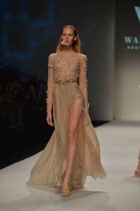 SHANGHAI, Oct. 18, 2015 -- A model displays a creation by designer Wang Feng at the 2016 spring summer collection during the Shanghai Fashion Week in Shanghai, east China, Oct. 18, 2015. ) (wsw) CHINA-SHANGHAI-FASHION WEEK-WANG FENG (CN) GuoxChangyao 