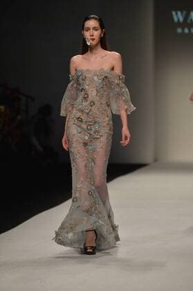SHANGHAI, Oct. 18, 2015 -- A model displays a creation by designer Wang Feng at the 2016 spring summer collection during the Shanghai Fashion Week in Shanghai, east China, Oct. 18, 2015. ) (wsw) CHINA-SHANGHAI-FASHION WEEK-WANG FENG (CN) GuoxChangyao 