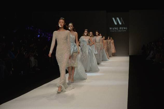 SHANGHAI, Oct. 18, 2015 -- Models display creations by designer Wang Feng at the 2016 spring summer collection during the Shanghai Fashion Week in Shanghai, east China, Oct. 18, 2015. ) (wsw) CHINA-SHANGHAI-FASHION WEEK-WANG FENG (CN) GuoxChangyao 