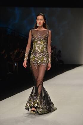 SHANGHAI, Oct. 18, 2015 -- A model displays a creation by designer Wang Feng at the 2016 spring summer collection during the Shanghai Fashion Week in Shanghai, east China, Oct. 18, 2015. ) (wsw) CHINA-SHANGHAI-FASHION WEEK-WANG FENG (CN) GuoxChangyao 
