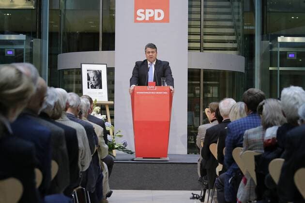Berlin, Willy-Brandt-Haus, Verleihung des 4. Internationalen Willy-Brandt-Preises an die ungarische Philosophin Ágnes Heller und die britische Journalistin Sarah Harrison, Foto: Sigmar Gabriel, SPD-Parteivorsitzender und Bundesminister für Wirtschaft und Energie
