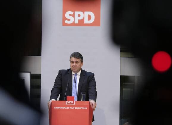Berlin, Willy-Brandt-Haus, Verleihung des 4. Internationalen Willy-Brandt-Preises an die ungarische Philosophin Ágnes Heller und die britische Journalistin Sarah Harrison, Foto: Sigmar Gabriel, SPD-Parteivorsitzender und Bundesminister für Wirtschaft und Energie