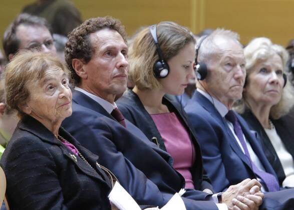 Berlin, Willy-Brandt-Haus, Verleihung des 4. Internationalen Willy-Brandt-Preises an die ungarische Philosophin Ágnes Heller und die britische Journalistin Sarah Harrison, Foto: Preisträgerin des Internationalen Willy-Brandt-Preises 2015, Prof. Ágnes Heller, Autorin und Philosophin, Prof. Dr. Julian Nida-Rümelin, Vorsitzender der Jury des Internationalen Willy-Brandt-Preises, Sarah Harrison, Journalistin