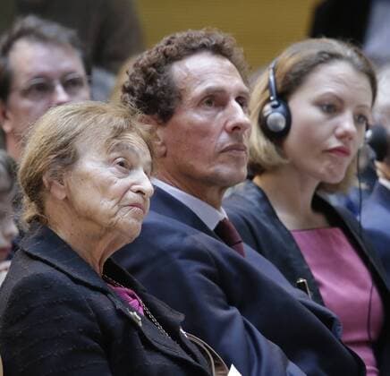 Berlin, Willy-Brandt-Haus, Verleihung des 4. Internationalen Willy-Brandt-Preises an die ungarische Philosophin Ágnes Heller und die britische Journalistin Sarah Harrison, Foto: Preisträgerin des Internationalen Willy-Brandt-Preises 2015, Prof. Ágnes Heller, Autorin und Philosophin, Prof. Dr. Julian Nida-Rümelin, Vorsitzender der Jury des Internationalen Willy-Brandt-Preises, Sarah Harrison, Journalistin