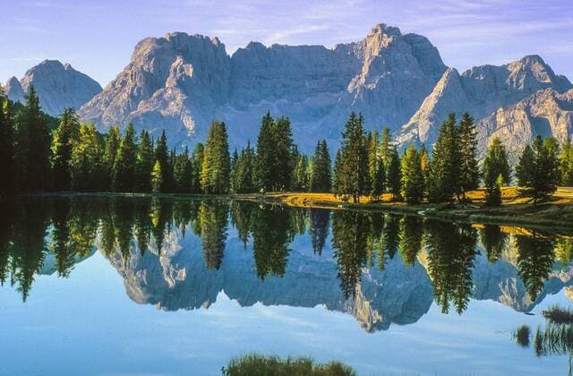 Die Gruppe des Marmarole spiegelt sich in einem Bergsee am Fusse der Drei Zinnen, Italien, Suedtirol, Dolomiten Marmarole mountain group mirroring in mountain lake at the bottom of Tre Cime di Lavaredo, Italy, South Tyrol, Dolomites BLWS406549