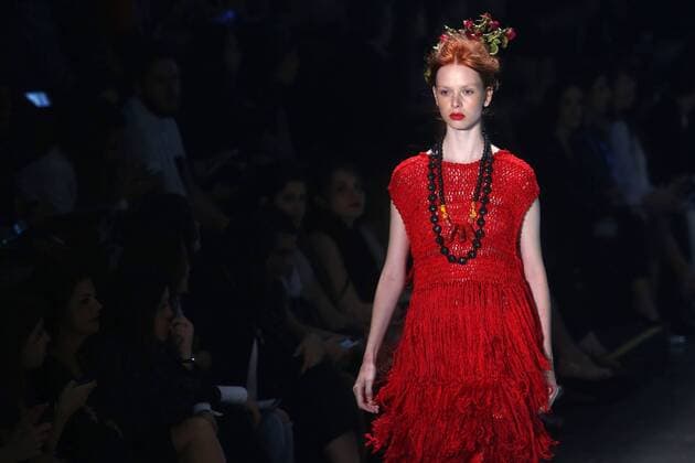 (151020) -- SAO PAULO, Oct. 19, 2015 -- A model presents a creation of the winter collection by Ronaldo Fraga , during the Sao Paulo Fashion Week, in Sao Paulo, Brazil, on Oct. 19, 2015. ) BRAZIL-SAO PAULO-FASHION WEEK RahelxPatrasso 
