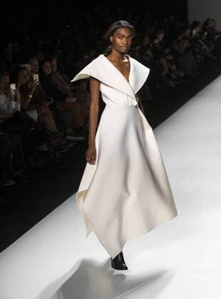 (151020) -- TORONTO, Oct. 19, 2015 -- A model walks the runway wearing Sid Neigum SS 2016 collection during the World MasterCard Toronto Fashion Week Spring Sumer 2016 at David Pecaut Square in Toronto, Canada, Oct. 19, 2015. ) CANADA-TORONTO-FASHION WEEK ZouxZheng 