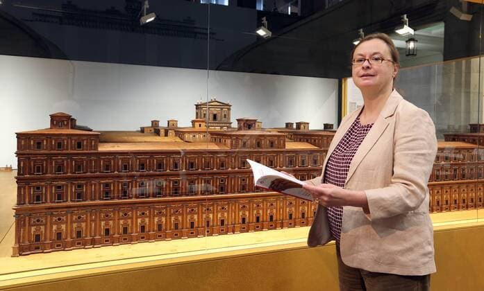 Der monumentale Tempel, den Koenig Salomon als Wohnung Gottes in Jerusalem errichten liess, ist in den naechsten Wochen im Hamburg-Museum zu besichtigen: Die kunstvolle Holzarbeit mit einer Seitenlänge von knapp 3,50 Metern ist nach Museumsangaben das einzige noch erhaltene Tempel-Modell aus der Barock-Zeit (Foto vom 20.10.15: Kuratorin Claudia Horbas vor dem Modell). Auftraggeber für das Hamburger Modell war der Jurist und Ratsherr Gerhard Schott (1641-1702), Mitbegruender und Direktor der Hamburger Oper. Nachweislich 1692 war der Tempel nach sechs Jahren Bauzeit erstmals im Opernhaus zu sehen. (Siehe epd-Meldung vom 20.10.15) Hamburg-Museum zeigt den Salomonischen Tempel im Modell Copyright: epd-bild StephanxWallocha EDITORIAL USE ONLY