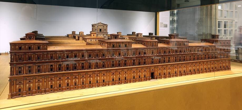 Der monumentale Tempel, den Koenig Salomon als Wohnung Gottes in Jerusalem errichten liess, ist in den naechsten Wochen im Hamburg-Museum zu besichtigen: Die kunstvolle Holzarbeit mit einer Seitenlänge von knapp 3,50 Metern ist nach Museumsangaben das einzige noch erhaltene Tempel-Modell aus der Barock-Zeit (Foto vom 20.10.15). Auftraggeber für das Hamburger Modell war der Jurist und Ratsherr Gerhard Schott (1641-1702), Mitbegruender und Direktor der Hamburger Oper. Nachweislich 1692 war der Tempel nach sechs Jahren Bauzeit erstmals im Opernhaus zu sehen. (Siehe epd-Meldung vom 20.10.15) Hamburg-Museum zeigt den Salomonischen Tempel im Modell Copyright: epd-bild StephanxWallocha EDITORIAL USE ONLY