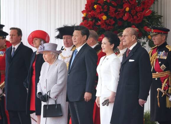 (151020) -- LONDON, Oct. 20, 2015 -- Visiting Chinese President Xi Jinping (2nd L, front), his wife Peng Liyuan (2nd R, front), British Queen Elizabeth II (1st L, front), and Prince Philip (1st R, front) attend a traditional ceremonial welcome in London, capital of Britain, Oct. 20, 2015. ) (dhf) BRITAIN-CHINA-XI JINPING-VISIT-ROYAL WELCOME PangxXinglei 