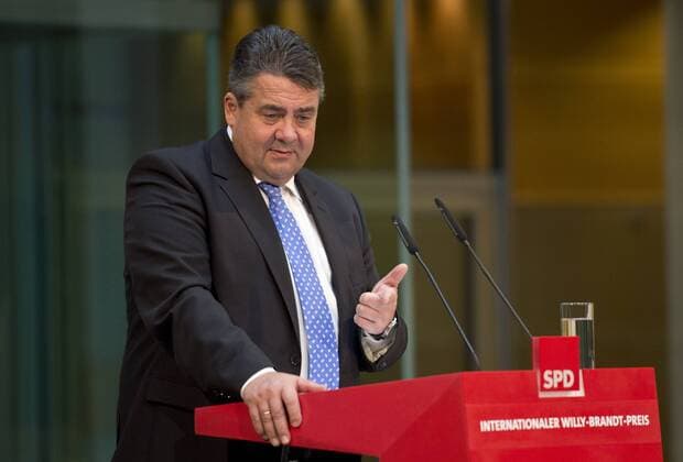 Laudator Sigmar GABRIEL (SPD-Vorsitzender, Bundeswirtschaftsminister) waehrend seiner Rede auf dem Podium. Verleihung des Internationalen Willy-Brandt Preis 2015 von der Sozialdemokratischen Partei Deutschlands (SPD) im Willy-Brandt-Haus in Berlin, Deutschland am 19.10.2015.