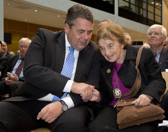 vl: Sigmar GABRIEL (SPD-Vorsitzender, Bundeswirtschaftsminister) und Preistraegerin Philosphin Agnes HELLER (HUN) Verleihung des Internationalen Willy-Brandt Preis 2015 von der Sozialdemokratischen Partei Deutschlands (SPD) im Willy-Brandt-Haus in Berlin, Deutschland am 19.10.2015.