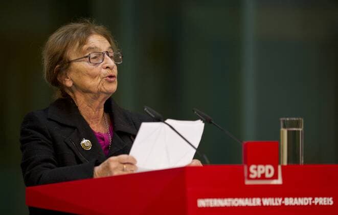 Preistraegerin Philosphin Agnes HELLER (HUN) waehrend ihrer Rede auf dem Podium. Verleihung des Internationalen Willy-Brandt Preis 2015 von der Sozialdemokratischen Partei Deutschlands (SPD) im Willy-Brandt-Haus in Berlin, Deutschland am 19.10.2015.