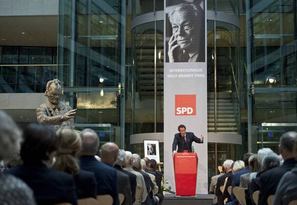 Laudator Prof. Julian NIDA-RUEMELIN (Vorsitzender der Jury des Internationalen Willy-Brandt-Preises) waehrend seiner Rede auf dem Podium. Verleihung des Internationalen Willy-Brandt Preis 2015 von der Sozialdemokratischen Partei Deutschlands (SPD) im Willy-Brandt-Haus in Berlin, Deutschland am 19.10.2015.