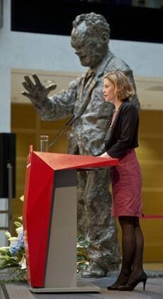 Sonderpreistraegerin Sarah HARRISON (britische Journalistin) waehrend ihrer Rede auf dem Podium. Sie erhaelt den Sonderpreis für besonderen politischen Mut. Verleihung des Internationalen Willy-Brandt Preis 2015 von der Sozialdemokratischen Partei Deutschlands (SPD) im Willy-Brandt-Haus in Berlin, Deutschland am 19.10.2015.