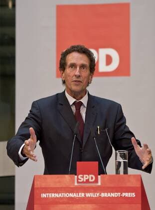 Laudator Prof. Julian NIDA-RUEMELIN (Vorsitzender der Jury des Internationalen Willy-Brandt-Preises) waehrend seiner Rede auf dem Podium. Verleihung des Internationalen Willy-Brandt Preis 2015 von der Sozialdemokratischen Partei Deutschlands (SPD) im Willy-Brandt-Haus in Berlin, Deutschland am 19.10.2015.