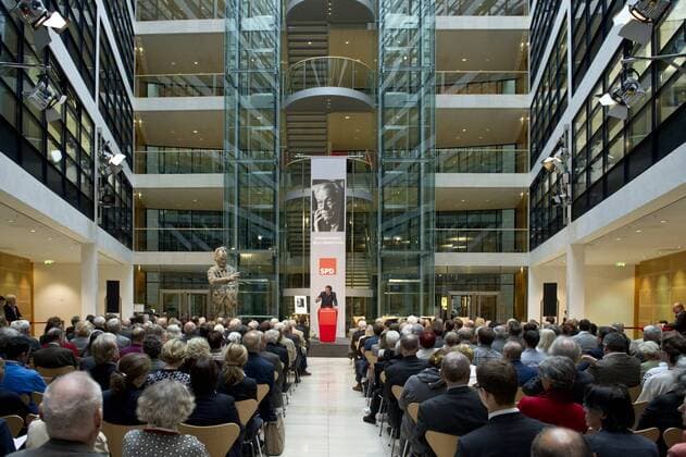 Laudator Prof. Julian NIDA-RUEMELIN (Vorsitzender der Jury des Internationalen Willy-Brandt-Preises) waehrend seiner Rede auf dem Podium. Verleihung des Internationalen Willy-Brandt Preis 2015 von der Sozialdemokratischen Partei Deutschlands (SPD) im Willy-Brandt-Haus in Berlin, Deutschland am 19.10.2015.